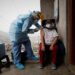 Un enfermero de la posta médica del Cerro El Agustino coloca a un residente una vacuna en Lima (Perú). Imagen de archivo. EFE/Paolo Aguilar