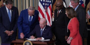 Presidente Joe Biden firmando la Ley de Reducción de la Inflación (Créditos: Getty Images)
