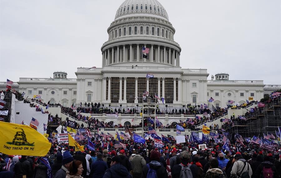 Fotografía de archivo, tomada el 6 de enero de 2021, en la que se registró a cientos de seguidores del expresidente estadounidense Donald Trump al irrumpir de manera violenta en los terrenos del Capitolio de los Estados Unidos, en Washington DC (EE.UU.). EFE/Will Oliver