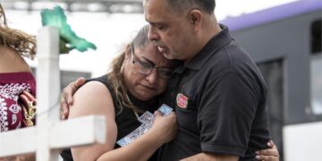 Familiares de las 52 personas fallecidas en el atentado al Casino Royal, acuden a un memorial hoy, a las afueras de lo que fue el sitio de apuestas en la ciudad de Monterrey, Nuevo León (México). EFE/Miguel Sierra.