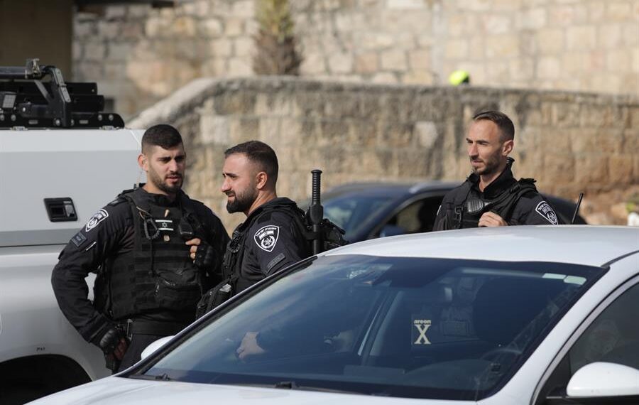 Agentes de la policía fronteriza israelí fueron registrados este domingo, cerca del lugar donde se produjo un tiroteo durante la noche, en las inmediaciones del Muro Occidental, a las afueras de la Ciudad Vieja de Jerusalén. La balacera dejó al menos cinco estadounidenses heridos, que están recibiendo asistencia consular.EFE/Abir Sultan