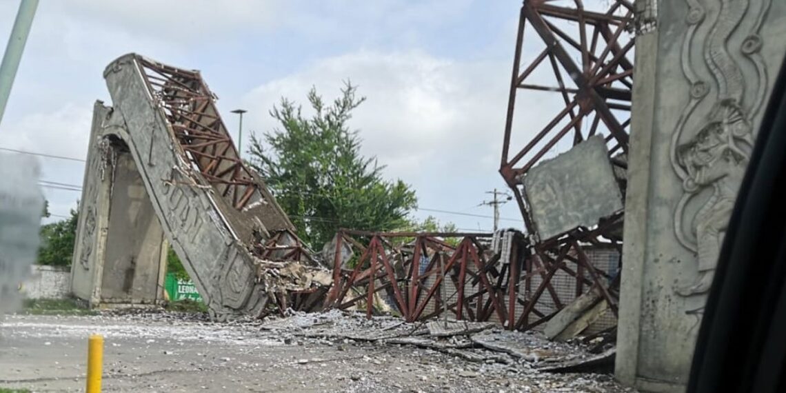 Arco de bienvenida colapsado (Fuente: Ayuntamiento de Coatzintla)