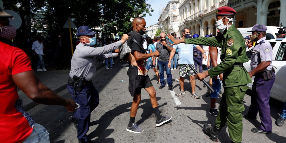 Autoridades arrestan a manifestante en La Habana (Créditos: EFE)