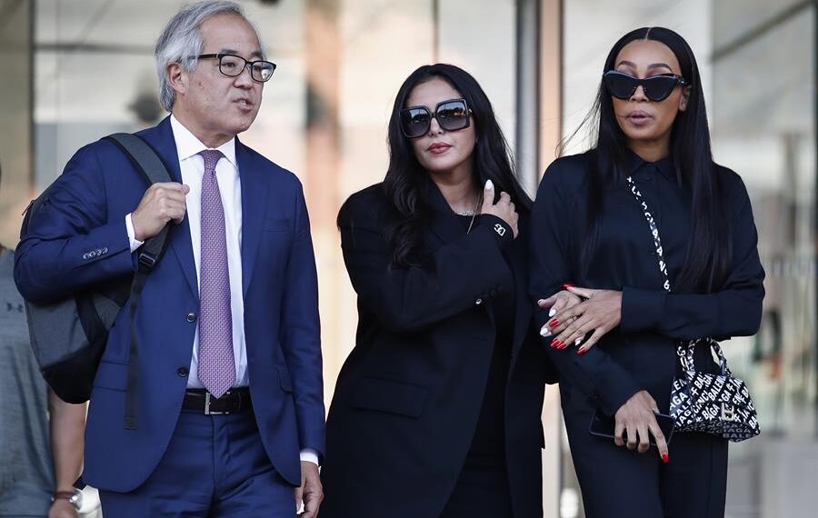 Vanessa Bryant (c), viuda de Kobe Bryant, y su abogado Luis Li (i) abandonan el juzgado federal en Los Ángeles, California (EE.UU.), este 23 de agosto de 2022. EFE/EPA/Caroline Brehman