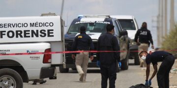 Peritos forenses trabajan en la zona donde se cometió un crimen el 9 de agosto de 2022, en Ciudad Juárez, estado de Chihuahua (México). EFE/ Luis Torres
