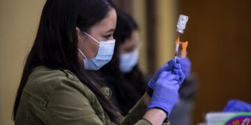 Una enfermera prepara una vacuna contra la covid-19 en Los Ángeles, California (EE.UU.), en una fotografía de archivo. EFE/Etienne Laurent