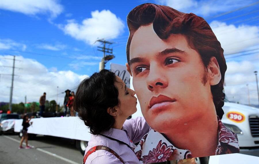 Ciudadanos rinden homenaje con un desfile alegórico al fallecido cantante mexicano Juan Gabriel previo a su sexto aniversario luctuoso hoy, en Ciudad Juárez, Chihuahua (México). EFE/ Luis Torres