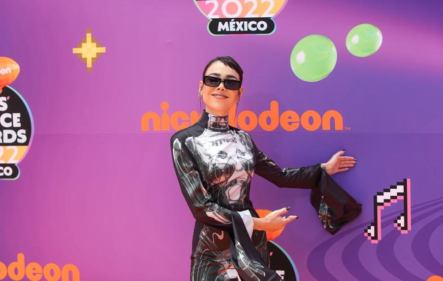 La cantante mexicana Danna Paola posa en la Orange Carpet de los Kids Choice Awards 2022, hoy en Ciudad de México (México). EFE/Sáshenka Gutiérrez