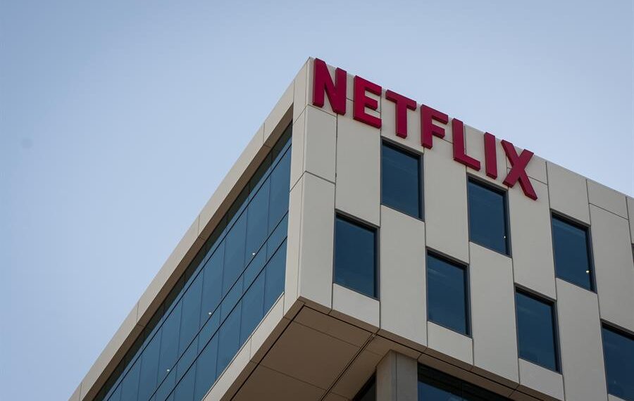 Fotografía de archivo fechada el 18 de octubre de 2019 de el logo de Netflix en uno de los edificios de la compañía en Los Ángeles (EE. UU). EFE/ Christian Monterrosa