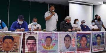 El vocero de los padres de los 43 estudiantes desaparecidos de Ayotzinapa, Melitón Ortega (c) habla hoy, durante una asamblea popular de organizaciones a favor de los normalistas en Ciudad de México (México). EFE/José Méndez