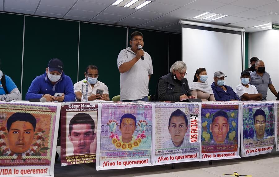 El vocero de los padres de los 43 estudiantes desaparecidos de Ayotzinapa, Melitón Ortega (c) habla hoy, durante una asamblea popular de organizaciones a favor de los normalistas en Ciudad de México (México). EFE/José Méndez