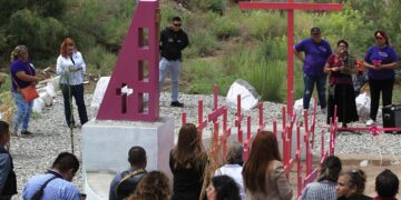 Familiares y amigos de víctimas de violencia, e integrantes de la red mesa de mujeres inauguran hoy el memorial “Latidos de un corazón resiliente” en Ciudad Juárez, Chihuahua (México). EFE/Luis Torres