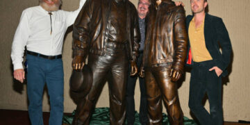 Actores Bryan Cranston y Aaron Paul , junto con el creador de la serie Vince Gilligan posando con las estatuas en Albuquerque (Créditos: Getty Images)