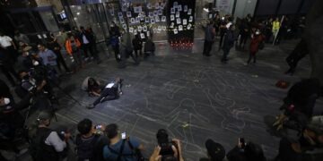 Periodista de diferentes medios de comunicación se manifiesta por el asesinato de compañeros hoy, afuera de la Fiscalía General de la República (FGR) en Ciudad de México (México). EFE/Sáshenka Gutiérrez