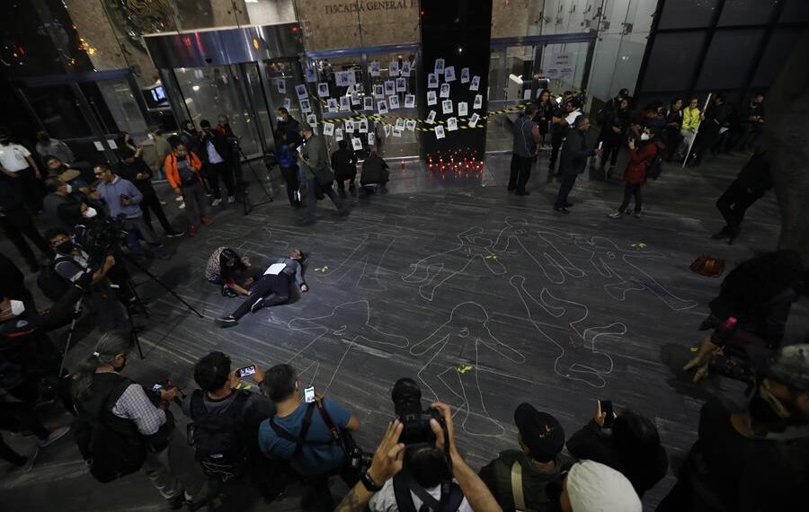 Periodista de diferentes medios de comunicación se manifiesta por el asesinato de compañeros hoy, afuera de la Fiscalía General de la República (FGR) en Ciudad de México (México). EFE/Sáshenka Gutiérrez