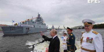 El presidente de Rusia, Vladimir Putin, anuncia un ambicioso programa naval durante un desfile en San Petesburgo con motivo del Día de la Armada. EFE/EPA/MIKHAIL KLIMENTYEV /POOL