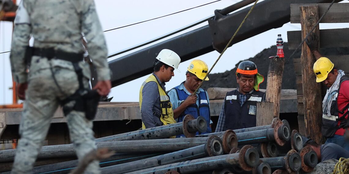 Mineros y personal de emergencias trabajan en el rescate de 10 mineros atrapados en una mina, el 5 de agosto de 2022, en el municipio de Sabinas, en Coahuila (México). EFE/ Antonio Ojeda