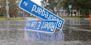 Vista de una señal vial en medio de una calle inundada en Nueva Orleans, Luisiana (EE.UU.), en una fotografía de archivo. EFE/SKIP BOLEN