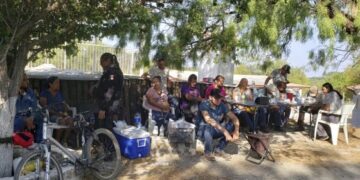 Familiares de mineros atrapados en una mina de carbón esperan información afuera de la mina en Sabinas el 4 de agosto de 2022 (Créditos: AP)