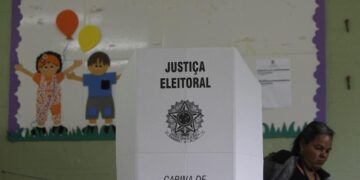 Una mujer deposita su voto en un puesto de la favela Estrutural en Brasilia, en una fotografía de archivo. EFE/Fernando Bizerra Jr.