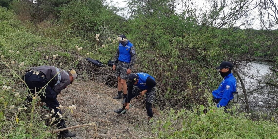 Agentes en la fosa encontrada (Fuente: @PoliciaEcuador)