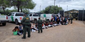 Patrulla Fronteriza con los menores detenidos (Fuente: Twitter jefe de la Patrulla Fronteriza de Tucson)