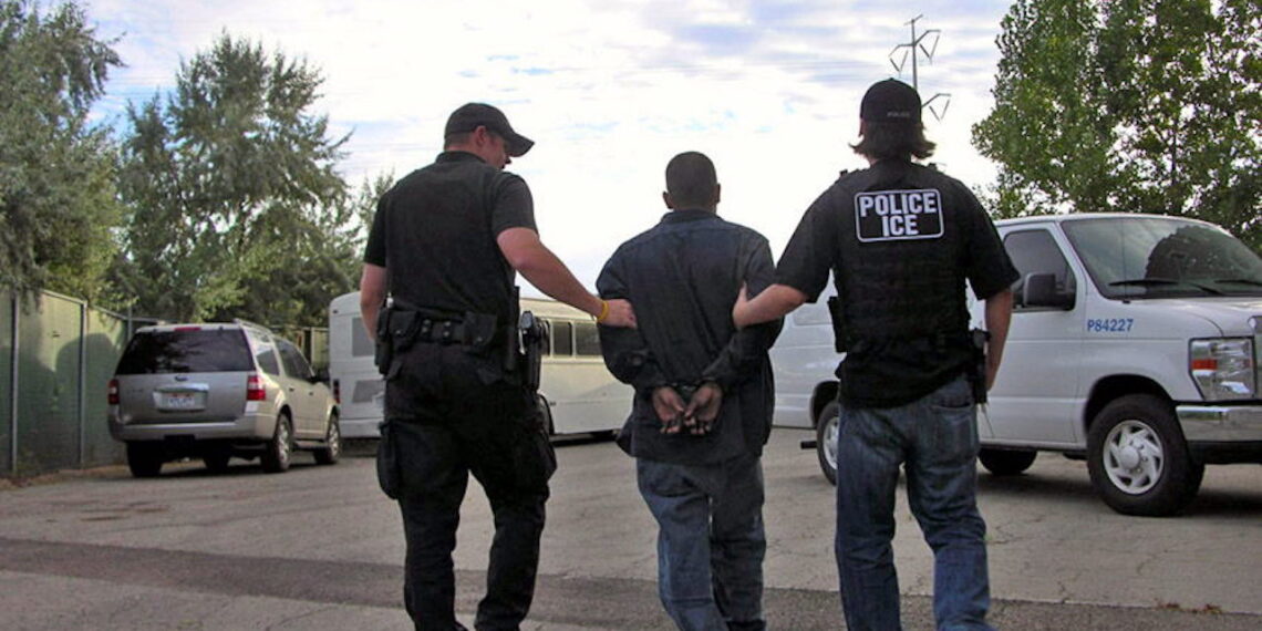 EFE/EUA CARIBE SHM10 - DENVER (CO, EEUU), 19/08/2010.- FotografÌa cedida hoy, jueves 19 de agosto 2010, en la que aparecen dos agentes del Servicio de InmigraciÛn y Aduanas (ICE, en inglÈs) llevando un inmigrante indocuemntado, de los 158 presuntos pandilleros inmigrantes que las autoridades federales y policÌas locales arrestaron en un operativo realizado en los ˙ltimos cuatro meses en Utah. Seg˙n la informaciÛn difundida por ICE, el operativo se concentrÛ en las ciudades de Salt Lake City, Provo, Ogden y St. George, aunque tambiÈn se realizaron arrestos en otras 19 localidades. EFE/ICE/USO EDITORIAL SOLAMENTE/NO VENTAS