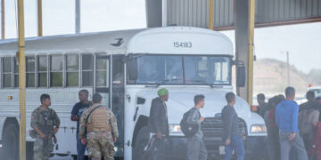 Migrantes subiendo a buses con destino a Washington (Créditos: Getty Images)
