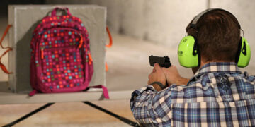Demostración de la eficiencia de una mochila a prueba de balas de una compañía en Utah (Créditos: Getty Images)