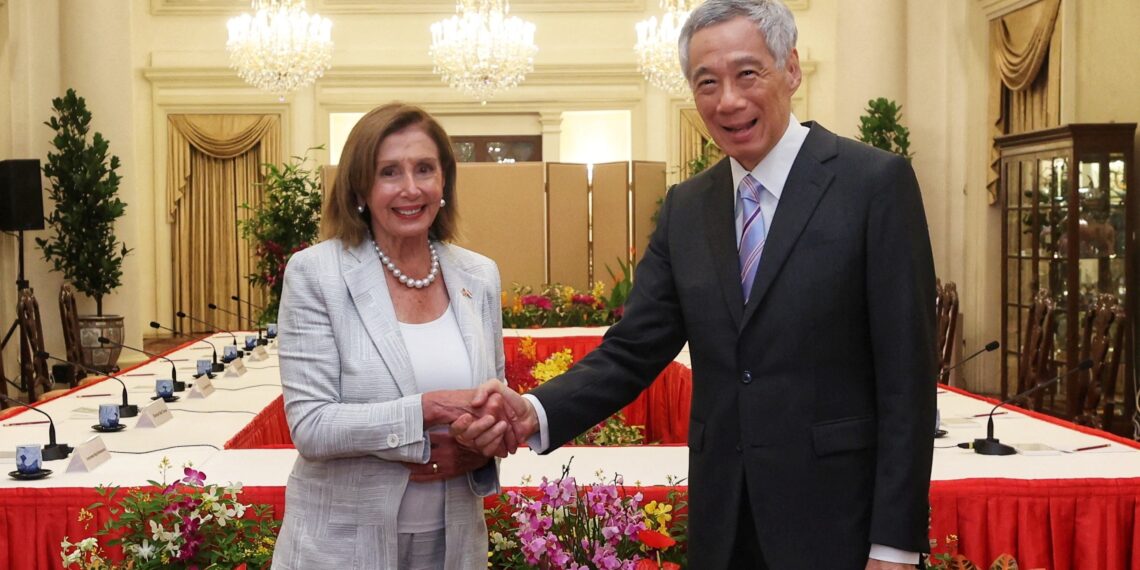 Nancy Pelosi con el primer ministro de Singapur, Lee Hsien Loong (Créditos: EFE)