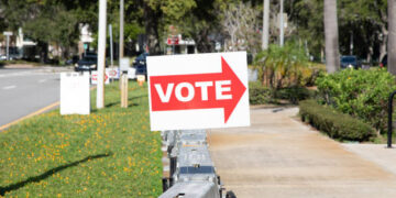 Cartel que indica un centro de votación para las elecciones primerias en Florida (Créditos: Getty Images)