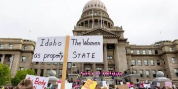 Protestas afuera del capitolio de Idaho en mayo (Créditos: Getty Images)