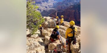 Rescatistas en el proceso de recuperar el cuerpo del hombre que cayó unos 200 pies de altura (Fuente: Grand Canyon NPS)