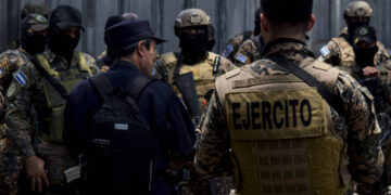 Soldados salvadoreños antes de iniciar patrulla por las calles (Créditos: Getty Images)