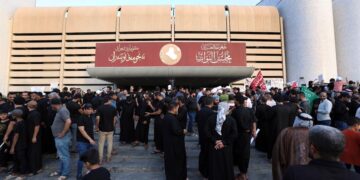 Partidarios del clérigo chiíta iraquí Muqtada al-Sadr se reúnen junto al edificio del Parlamento iraquí, en Bagdad el pasado 10 de agosto. EFE/EPA/AHMED JALIL