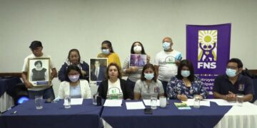 Un grupo familiares de profesionales del sector de la salud muertos por la covid-19 en El Salvador reiteraron este jueves su petición de los beneficios que les corresponden por ley, como una compensación económica, becas para hijos, atención psicológica personalizada, entre otros.