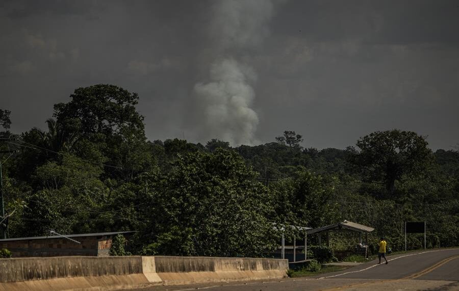 Vista del humo de un incendio el 8 de septiembre de 2022 en Careiro da Várzea (Brasil). EFE/Raphael Alves