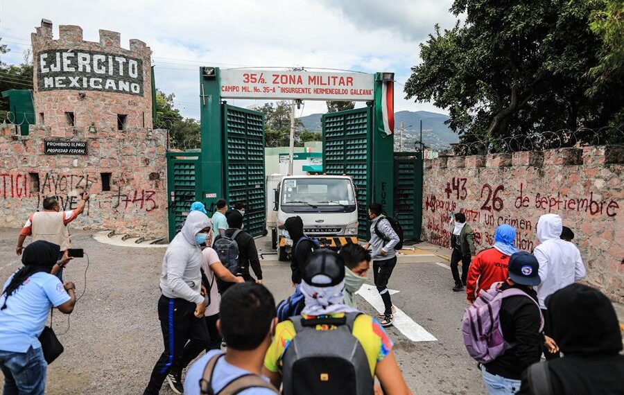 Varias personas vandalizan la 35 zona militar, el 13 de septiembre de 2022, en Chilpancingo (México). EFE/ David Guzmán