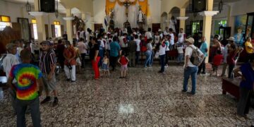 Feligreses asisten a la iglesia de San Miguel Arcángel durante la celebración de la bajada de la imagen con la cofradía, hoy en la ciudad de Masaya (Nicaragua). EFE/STR