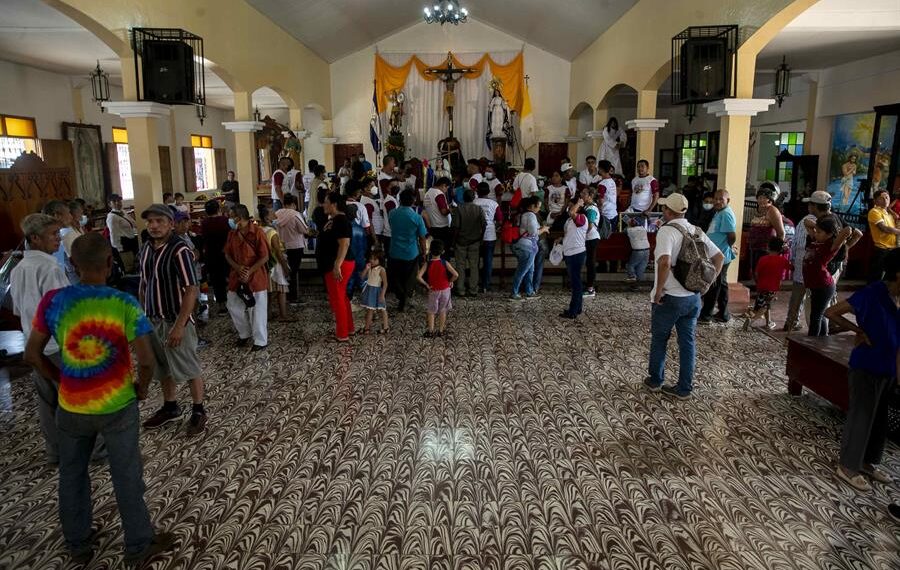 Feligreses asisten a la iglesia de San Miguel Arcángel durante la celebración de la bajada de la imagen con la cofradía, hoy en la ciudad de Masaya (Nicaragua). EFE/STR