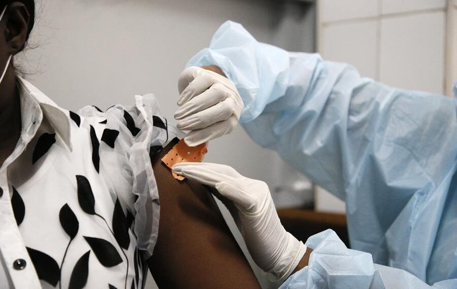 Una mujer recibe una inyección de la vacuna contra el virus del ébola en un hospital de Costa de Marfil en agosto de 2021. EFE/EPA/LEGNAN KOULA