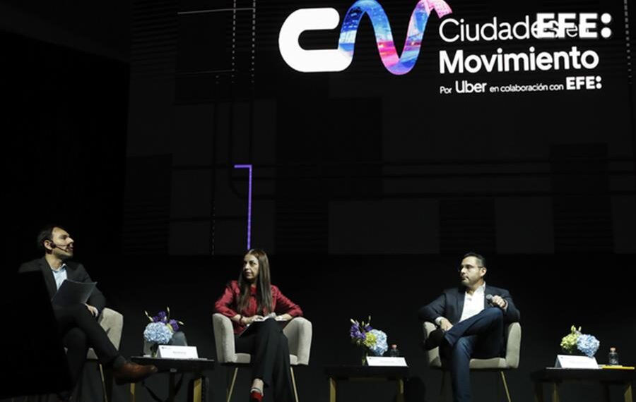 El moderador y periodista, Pedro Pablo Cortés (i); la directora de Centro-i, Elena Estavillo (c), y el director general de Uber Eats en México, Daniel Colunga (d), participan en el Foro Ciudades en Movimiento, hoy, en Ciudad de México (México). EFE/ Alex Cruz