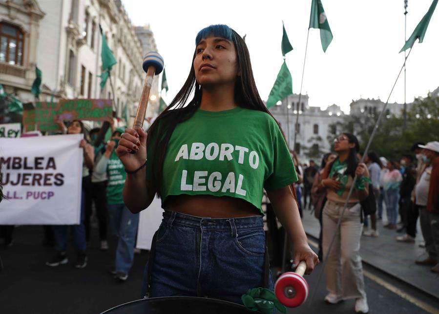 Cientos de personas pertenecientes a organizaciones civiles y feministas se manifiestan para exigir el acceso al aborto legal y seguro en el país andino, hoy en Lima (Perú). EFE/Paolo Aguilar