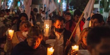 Un ciento de personas, marchan con velas encendidas, en protesta por la violencia e inseguridad en San Cristóbal de las Casas, Chiapas (México). EFE/Carlos López