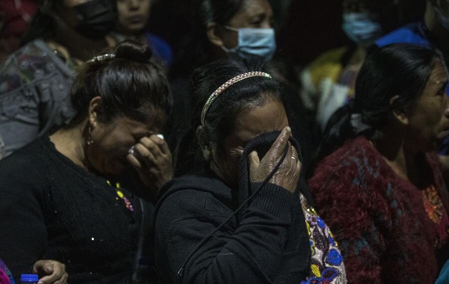 Familiares de las dos mujeres que murieron sepultadas tras el hundimiento de una calle se lamentan hoy durante las labores de rescate, en Villa Nueva (Guatemala). EFE/ Esteban Biba