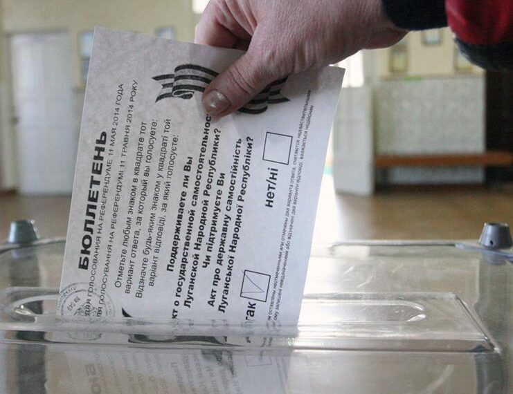 Un votante emite su voto en el referéndum de secesión de Ucrania convocado por los llamados miembros de la República de Donetsk en una mesa electoral en la aldea de Khryaschevate cerca de Lugansk en mayo de 2014. EFE/EPA/IGOR KOVALENKO
