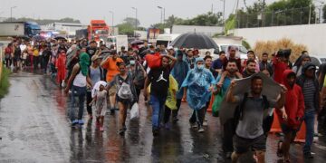 Migrantes centroamericanos caminan en caravana este miércoles, en la ciudad de Tapachula en Chiapas (México). EFE/Juan Manuel Blanco