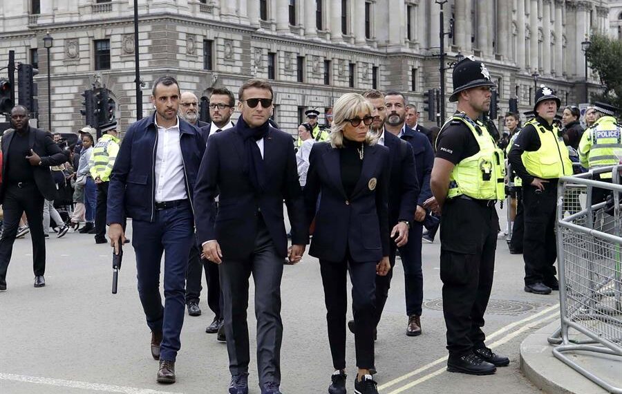 El presidente francés Emmanuel Macron y su esposa, Brigitte, llegan a Westminster Hall para visitar la capilla ardiente de la difunta reina Isabel II este 18 de septiembre. EFE/EPA/OLIVIER HOSLET