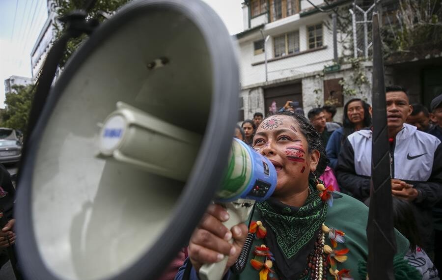 Indígenas ecuatorianos fueron registrados este martes, durante un plantón, en los exteriores de la sede de la Corte Constitucional de Ecuador, en Quito (Ecuador). EFE/José Jácome