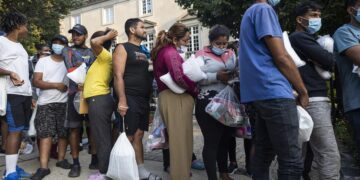 Migrantes son vistos, el pasado 15 de septiembre de 2022, a las afueras de la residencia de la vicepresidenta de EE.UU., Kamala Harris, en Washington. EFE/Jim Lo Scalzo